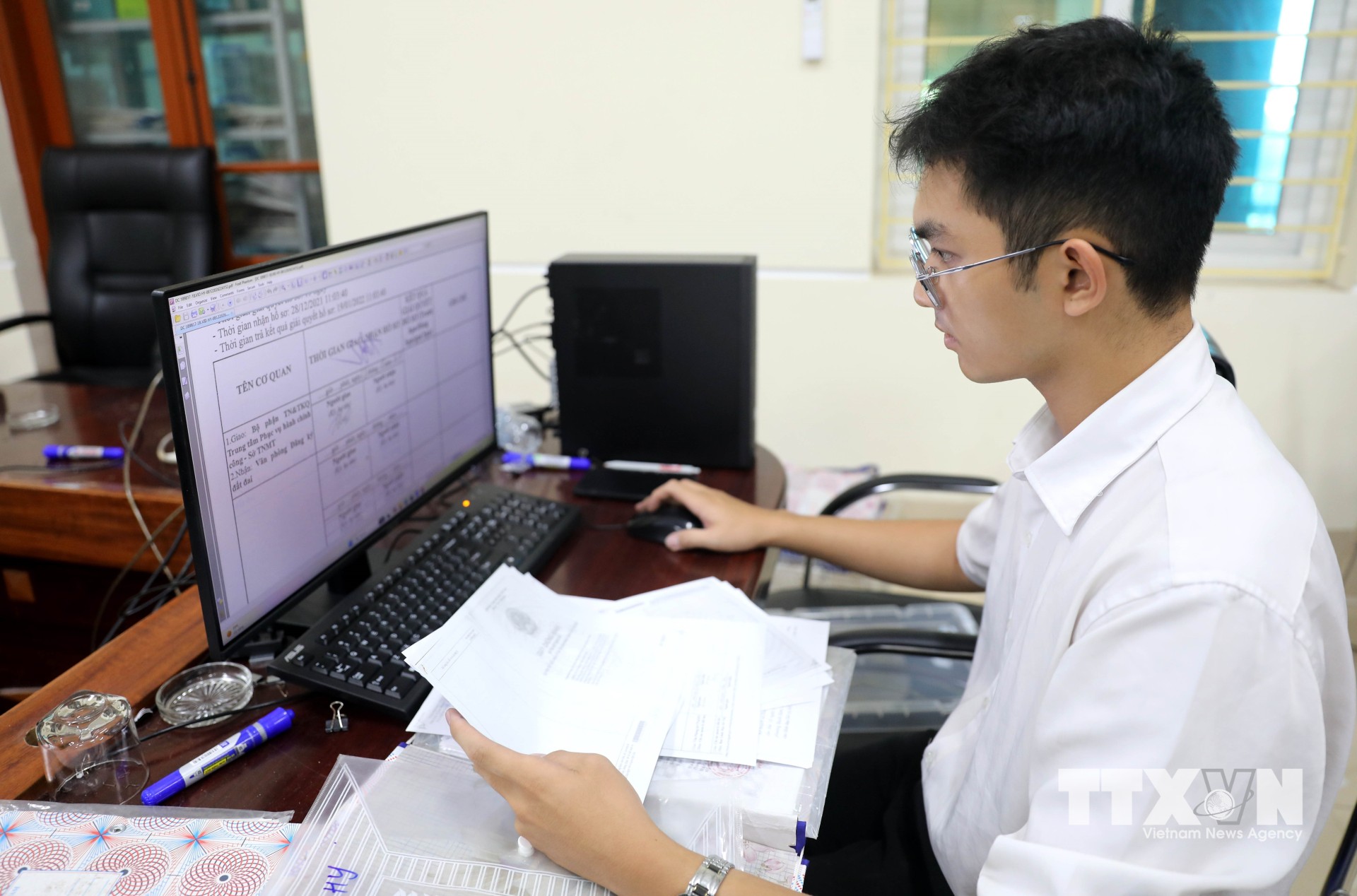 Cán bộ Văn phòng Đăng ký đất đai tỉnh Hưng Yên khẩn trương hoàn thành việc cập nhật cơ sở dữ liệu về đất đai. (Ảnh: Thế Duyệt/TTXVN)